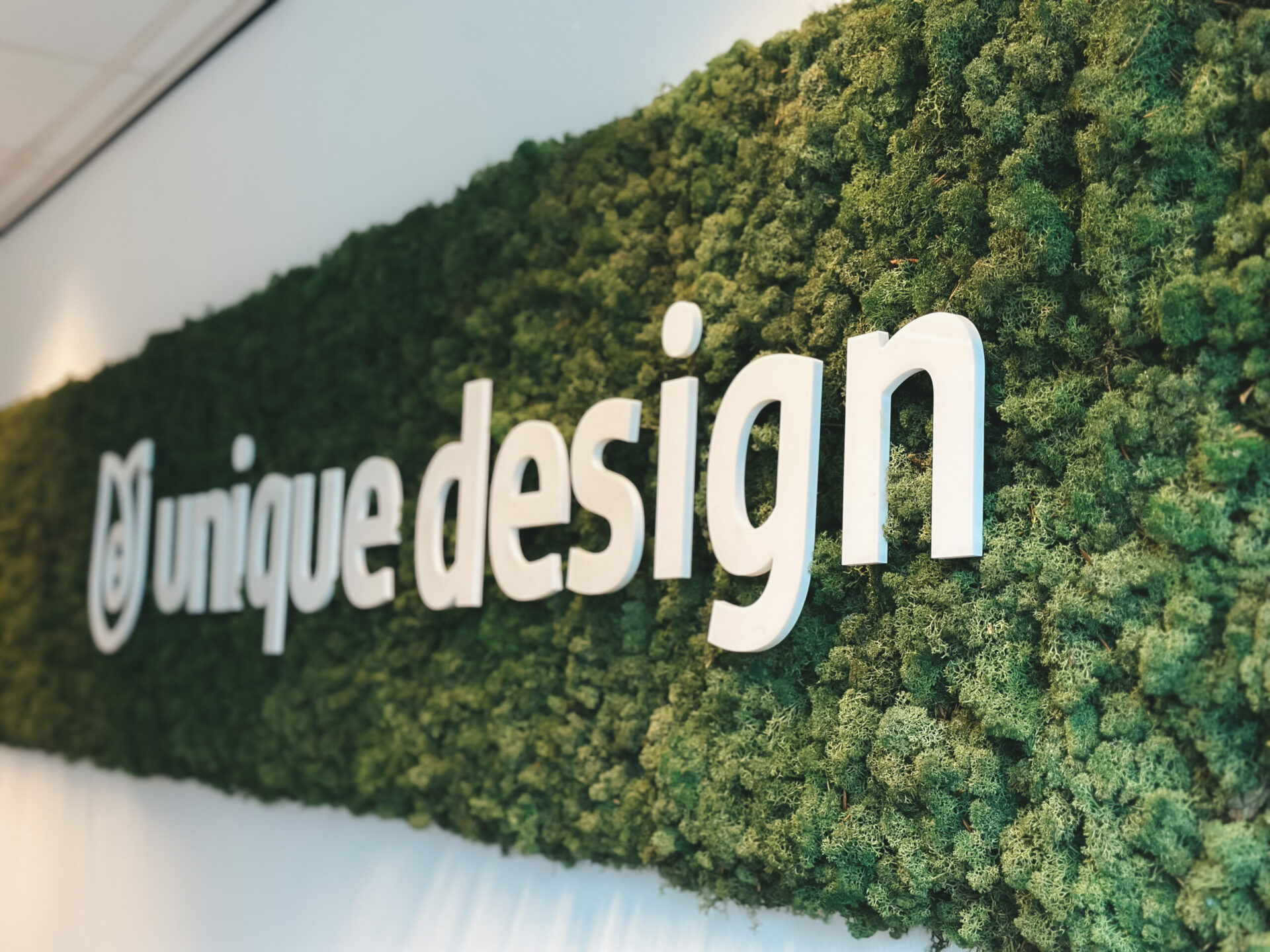 Mos logo van Unique Design voor jouw WordPress website onderhoud en WordPress beheer.