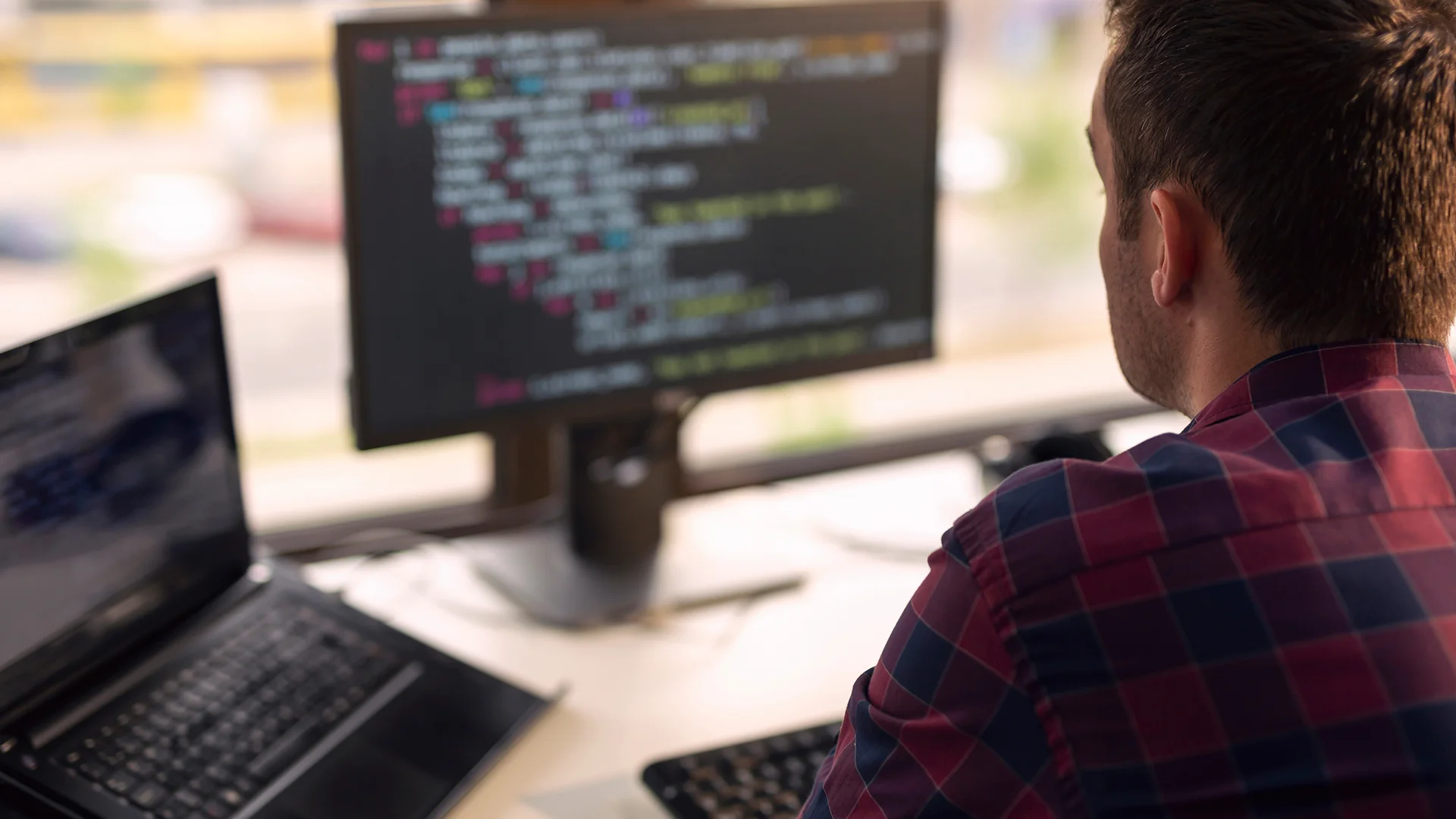 Webdeveloper aan het werk aan een WordPress website voor een klant in Breda – professioneel webdesign en website laten maken Breda